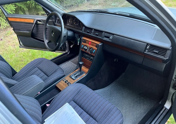 Mercedes-Benz W124 (1984-1993) cena 26890 przebieg: 227000, rok produkcji 1991 z Buk małe 154